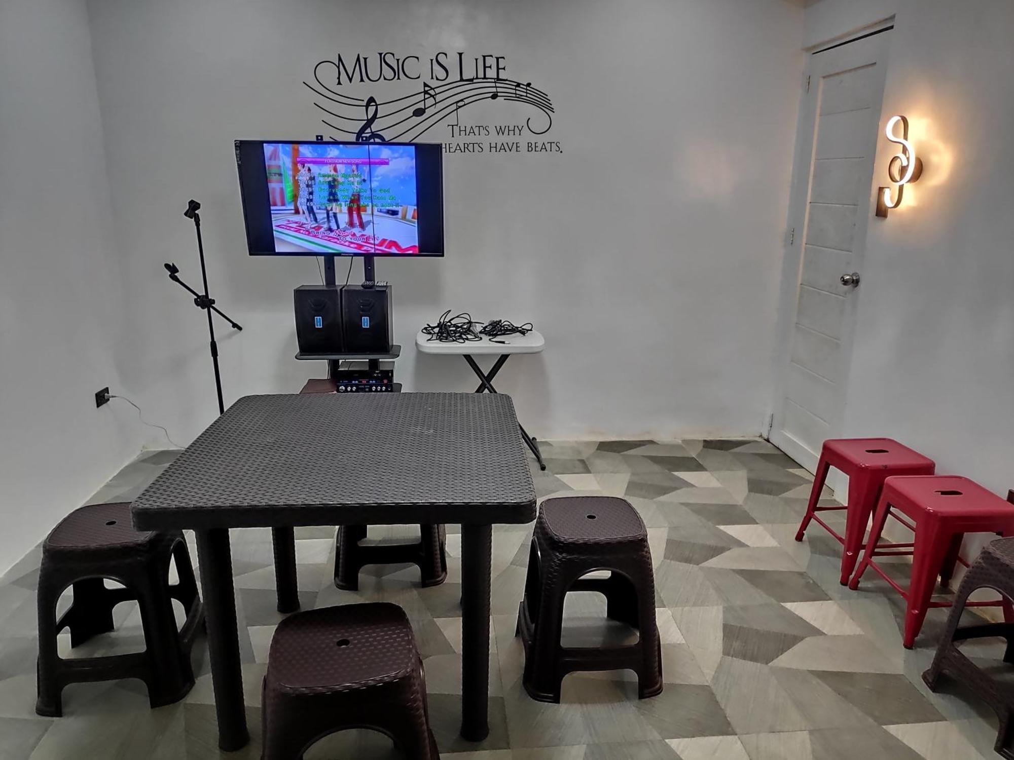 Tagaytay Staycation By Naya And Darla W Free Swimming Pool, Wifi & Netflix Tagaytay City Esterno foto
