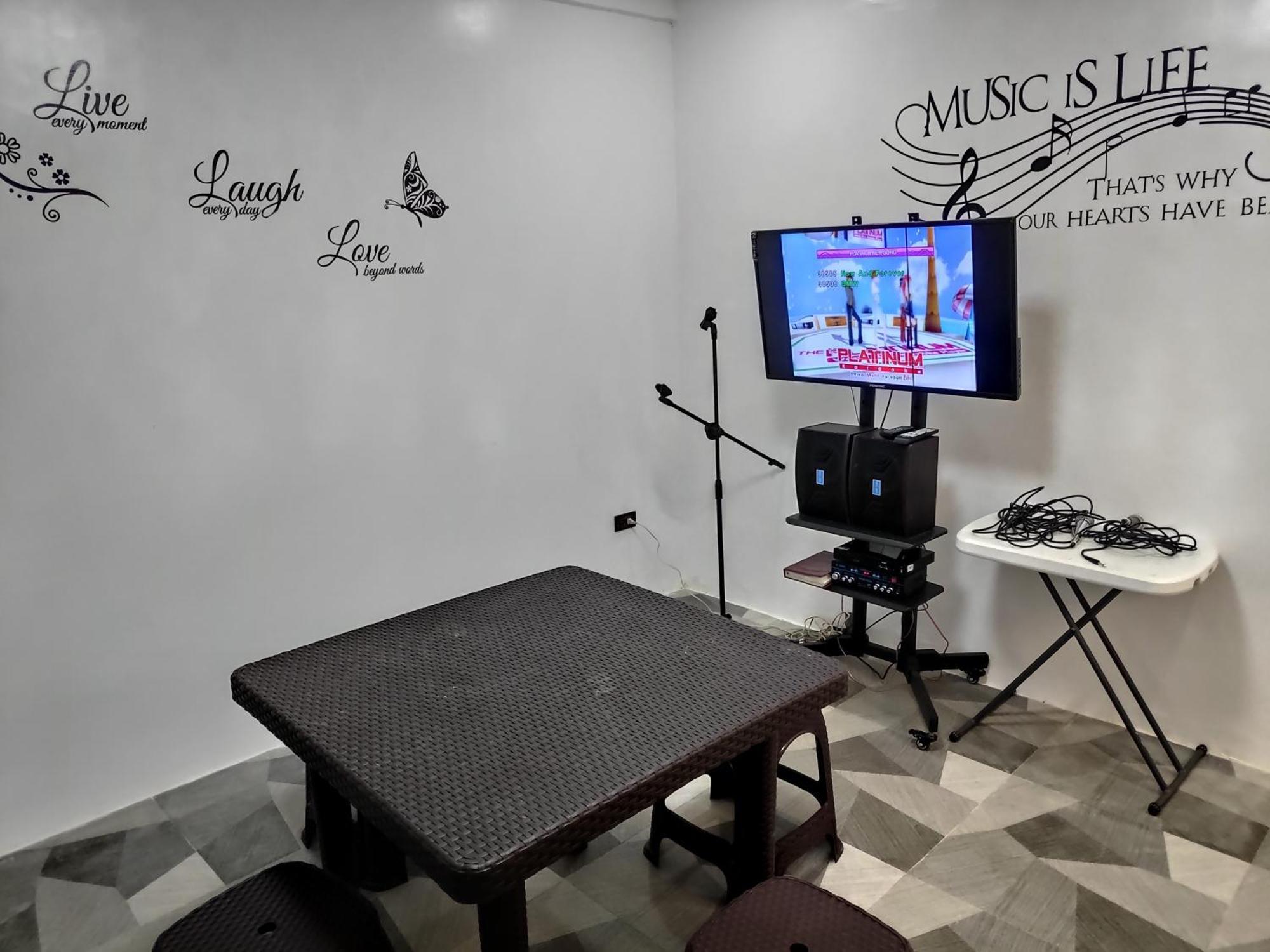 Tagaytay Staycation By Naya And Darla W Free Swimming Pool, Wifi & Netflix Tagaytay City Esterno foto