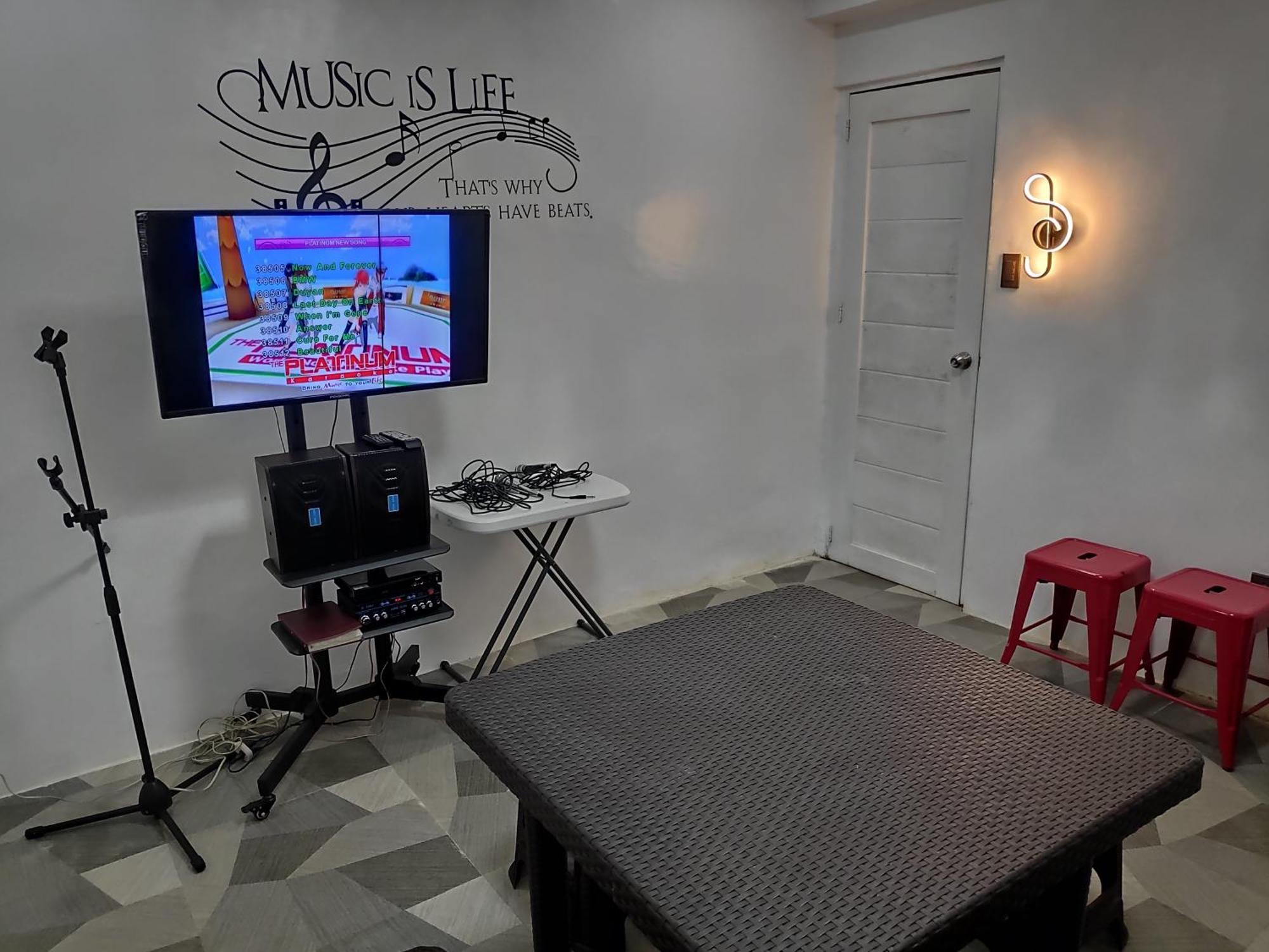 Tagaytay Staycation By Naya And Darla W Free Swimming Pool, Wifi & Netflix Tagaytay City Esterno foto
